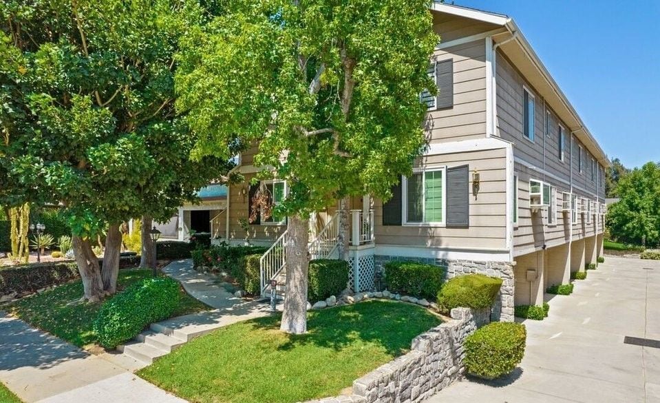 Photo - 154 N Meridith Ave