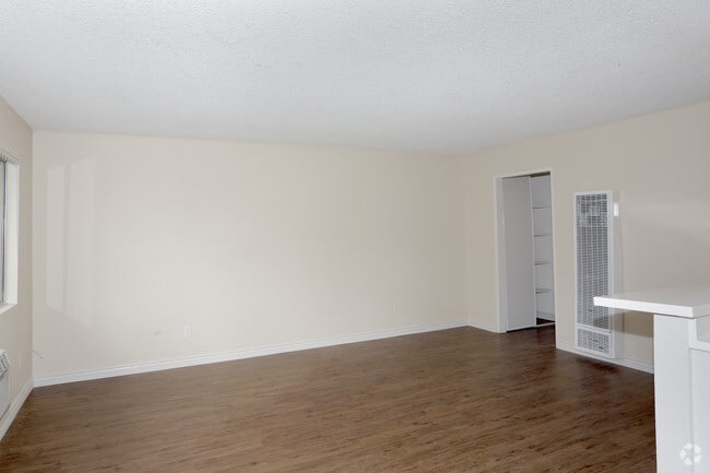 1BR, 1BA - 672 SF - Los Arcos Apartments