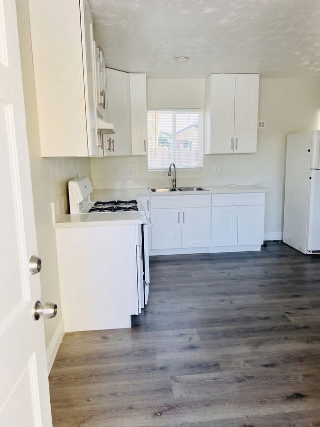 Building Photo - 3119 W 63rd St Unit 2a