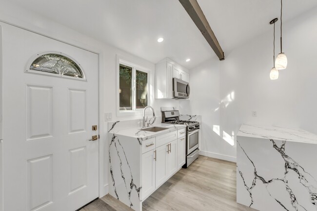 Building Photo - 14753 Hartland St