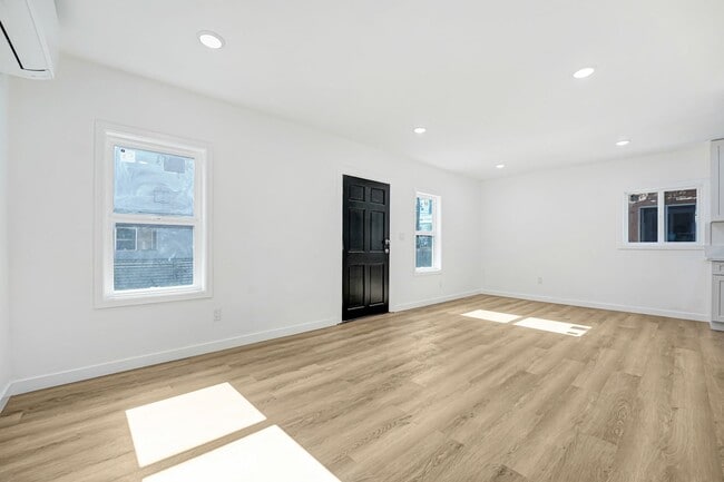 Building Photo - Newly Remodeled 1 Bedroom / 1 Bath in the Heart of Hollywood Unit 1142 1/2