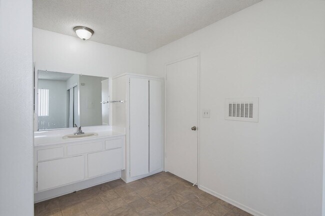 Photo - 6907 Whitsett Ave Unit 113