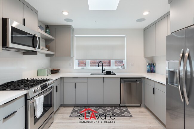 Photo - 1035 N Serrano Ave