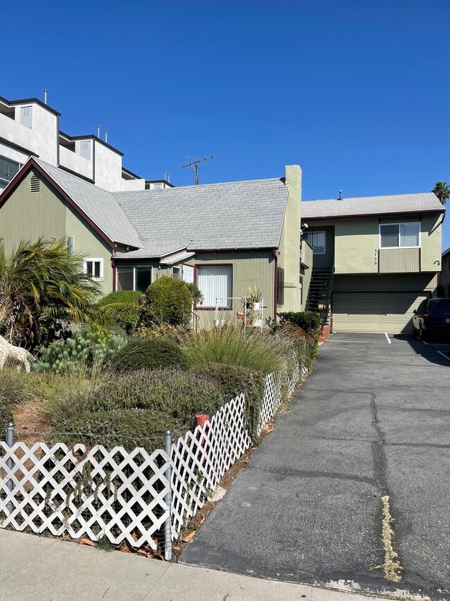 Photo - 3750 Clarington Ave