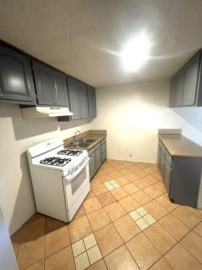 Building Photo - 4321 Lennox Blvd Unit 6