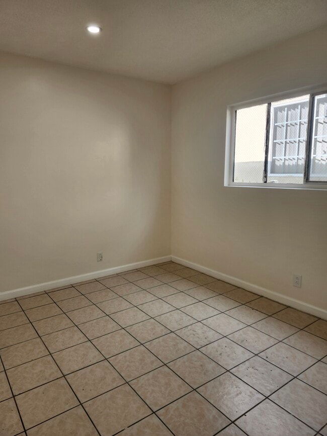 Building Photo - 1010 Garfield Ave Unit 1