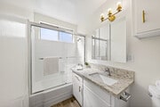 Large bathroom - Monroe Manor