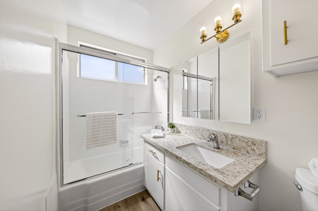 Large bathroom - Monroe Manor