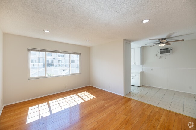 Building Photo - 6134 Hazelhurst Pl
