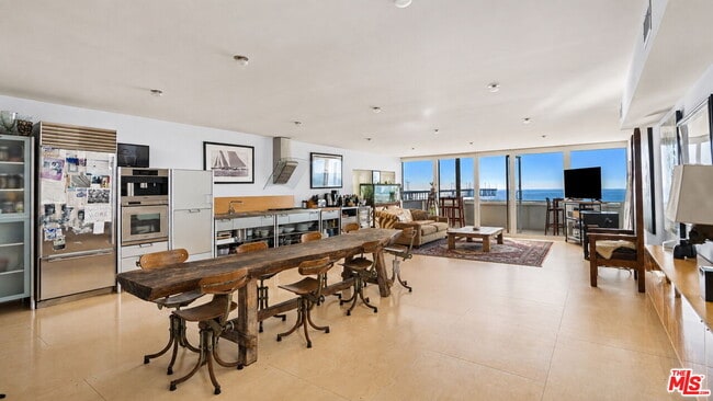 Building Photo - 2909 Ocean Front Walk