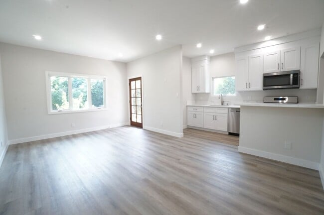 Photo - 6053 Selma Ave