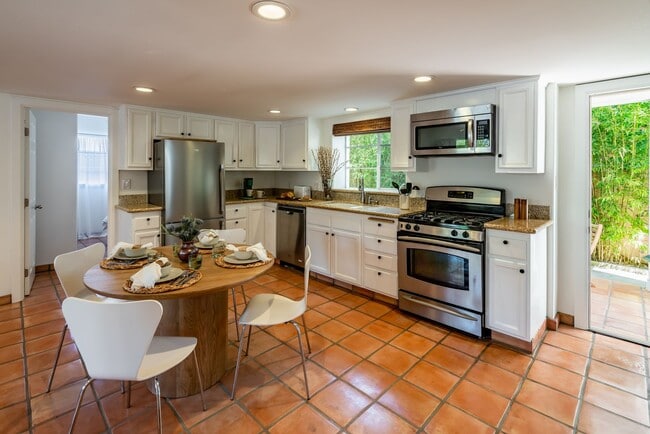 Photo - 2 Bedroom / 1 Bath Unit Available!