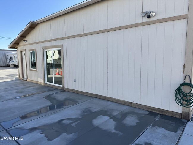 Photo - 43813 Sierra Hwy