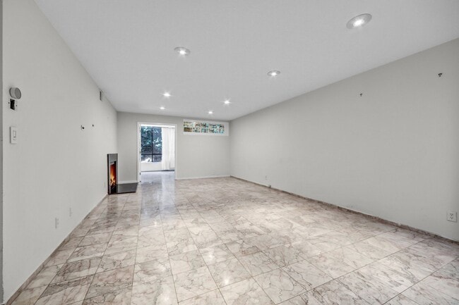Photo - Spacious End-Unit Hollywood Condo with 2 Parking Spaces Unit 212