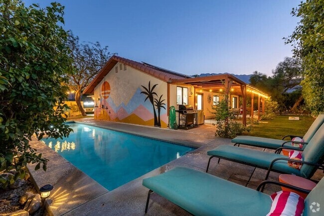 Building Photo - Beautiful fully furnished 3 bedroom home i...