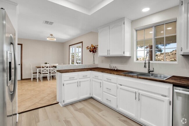 Building Photo - Western Hills Estate home/ 3 bedroom/ 2 ba...