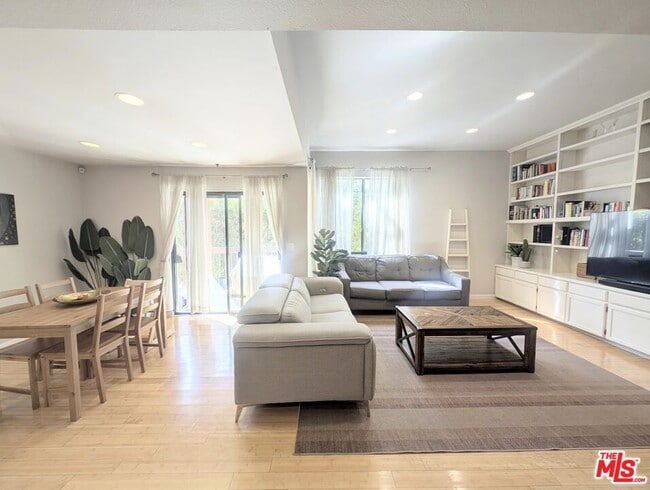 Building Photo - 835 S Lucerne Blvd Unit 209