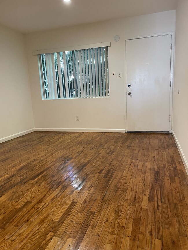 Photo - 811 Broadway St