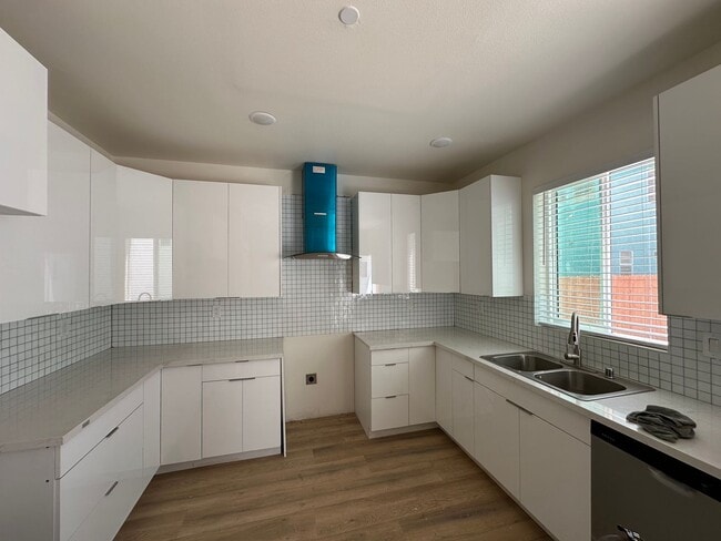 Photo - 165 W 75th St Unit 163