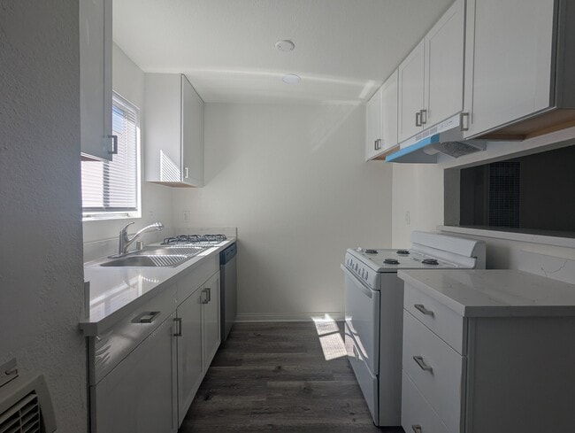 Building Photo - Warner Manor Apartments