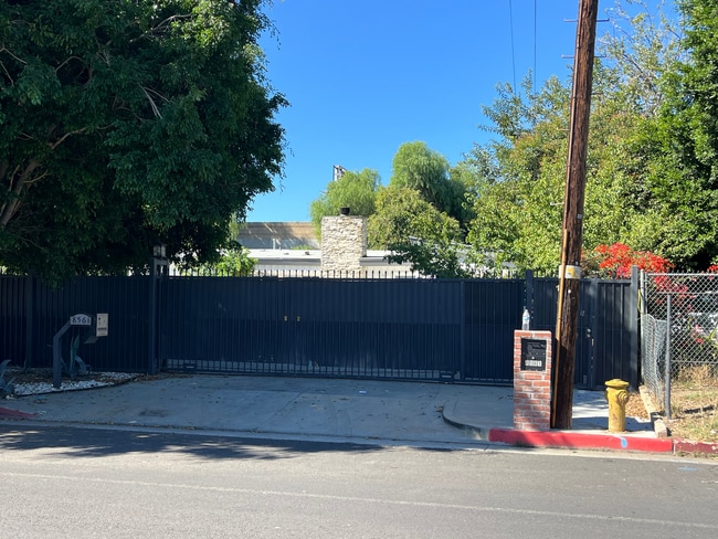 Building Photo - 8561 Orion Ave