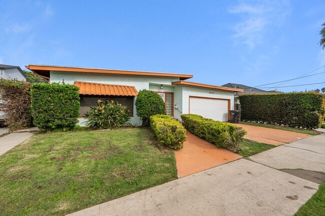 Building Photo - Attached garage + no back house!