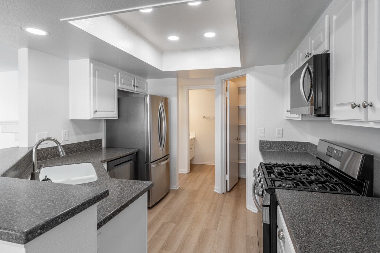 3D Tour - St. Moritz Apartments