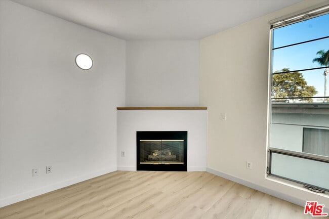 Building Photo - 11960 Iowa Ave Unit 6