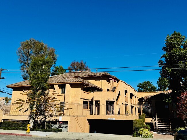 Photo - Remodelled 2 Bed 2 Bath For Rent at Signal Hill Unit #10