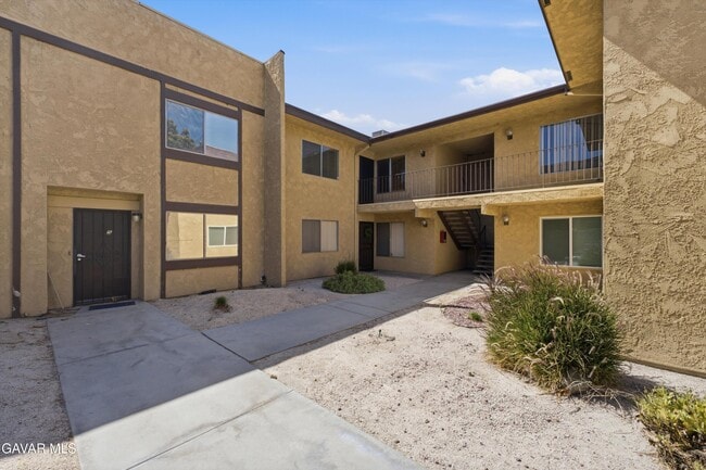 Building Photo - 42935 15th Unit 6