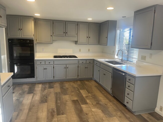 Photo - 2215 Lobelia Ave