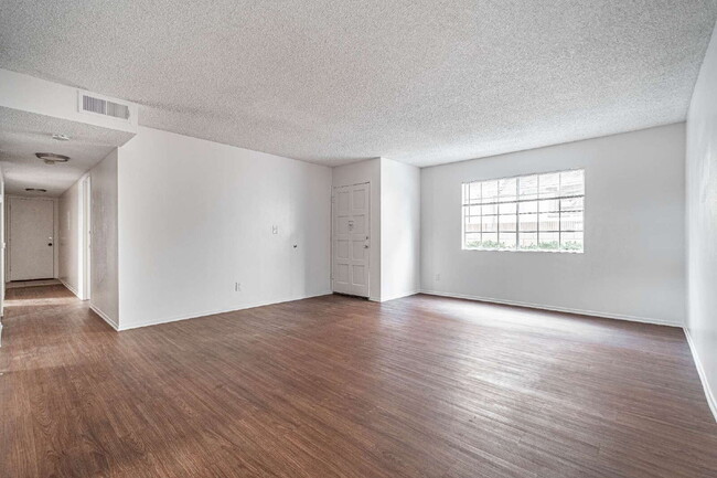 Building Photo - "Chic & Spacious 2-BR Gem in Covina: Modern Living with 2 Full Baths!" Unit B