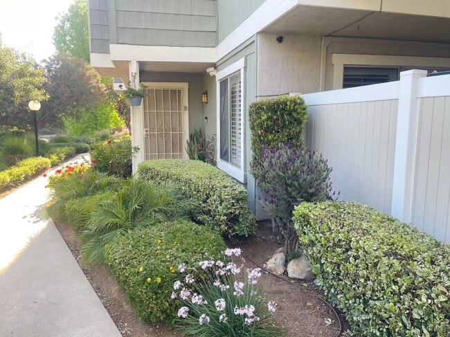 Building Photo - 660 Golden Springs Dr Unit B