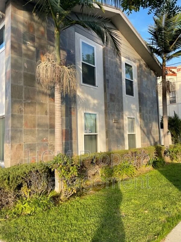 Photo - 2835 E 5th St