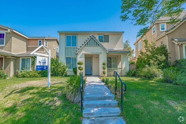 Building Photo - Fully Furnished House - Short Term Lease -...