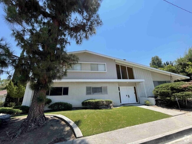 Building Photo - SOUTH OF THE BLVD. HOME IN WOODLAND HILLS!