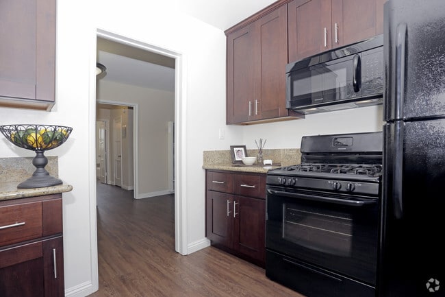 1BR, 1BA - 770 SF - Hollypark Knolls Apartments