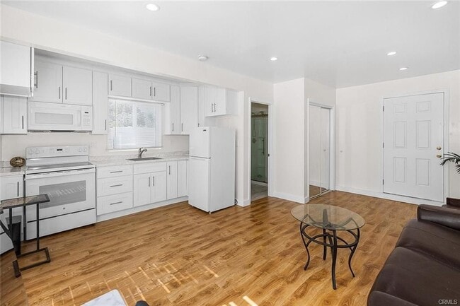 Photo - 8829 Sylmar Ave