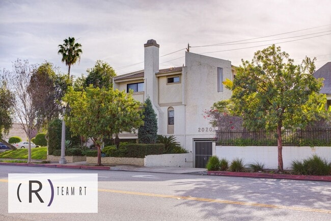 Building Photo - Gorgeous townhouse in a quiet 6-unit gated complex