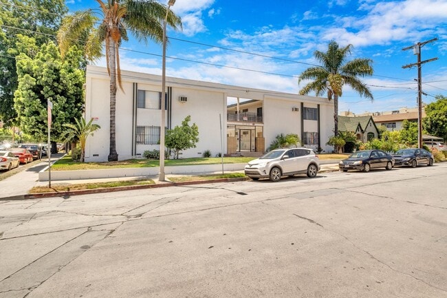 Building Photo - Spacious 1 Bedroom Apartments with Parking - Noho Arts District Unit #4