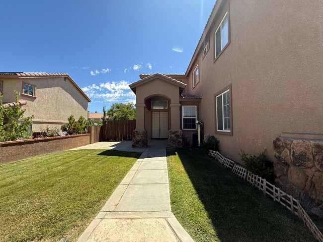 Building Photo - Available Now Palmdale 7 bedrooms ! Rental