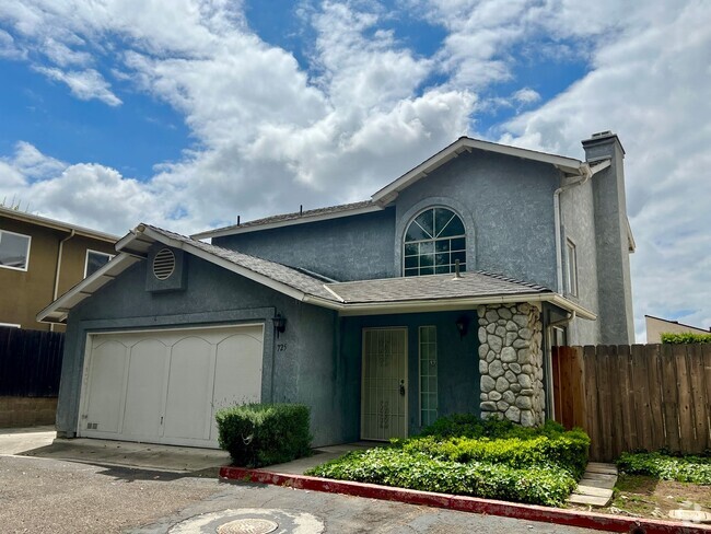 Building Photo - Two Story, 2 Bedroom 2.5 Bath House w/Cent...