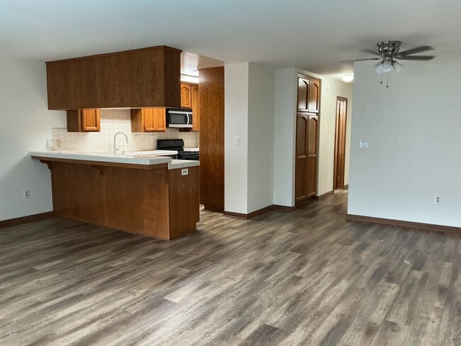 Building Photo - Los Caballeros #210 Unit 210