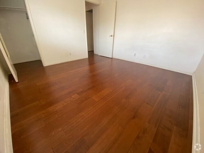 Building Photo - 2 Lindberg Rental