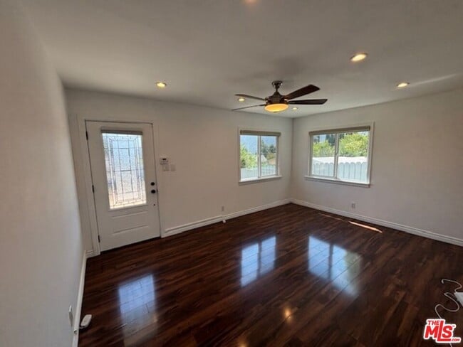 Photo - 2535 Mary St