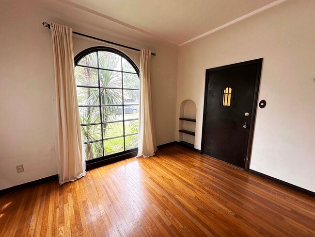 Living Room - 1340 E Harvard St Unit #1340
