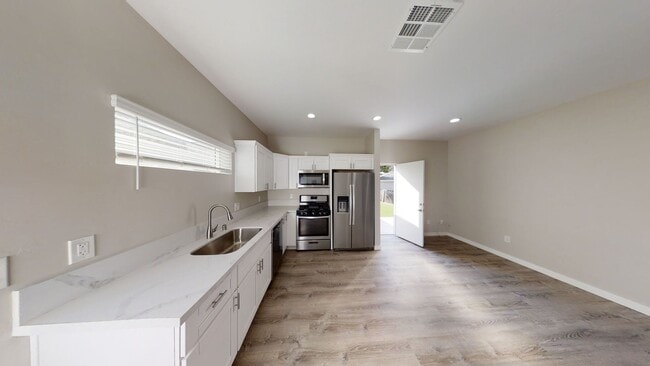 Building Photo - 4BD/2BA, Great Yard Space!