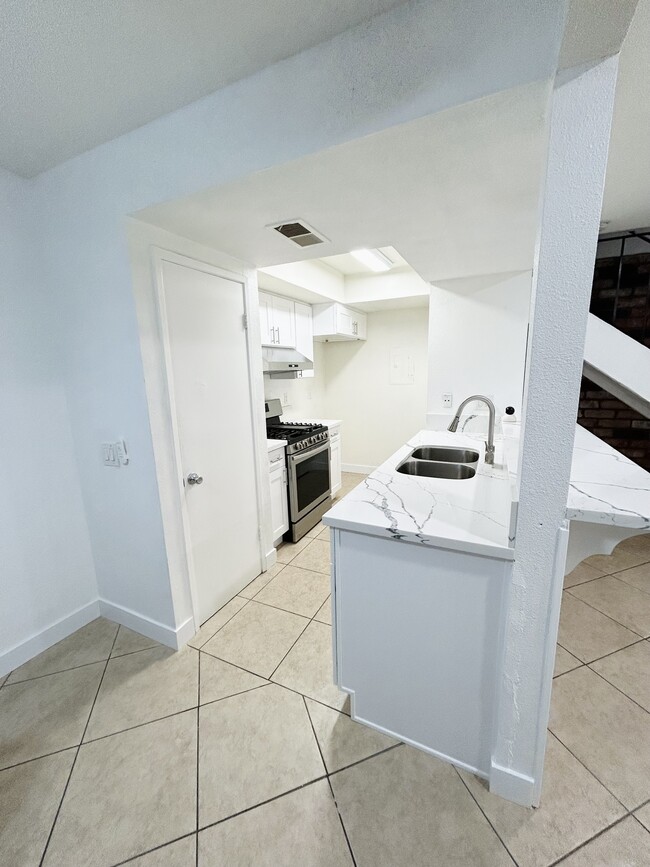 Kitchen - 1721 Normandy Pl Unit C