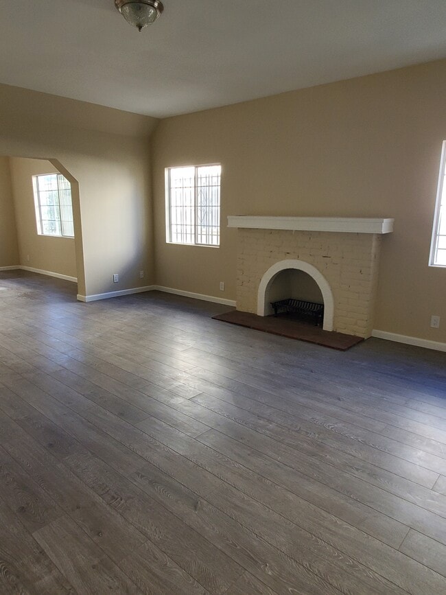 Photo - 947 S Sycamore Ave Unit 947