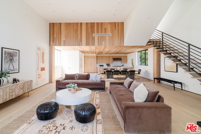 Building Photo - 611 Broadway St